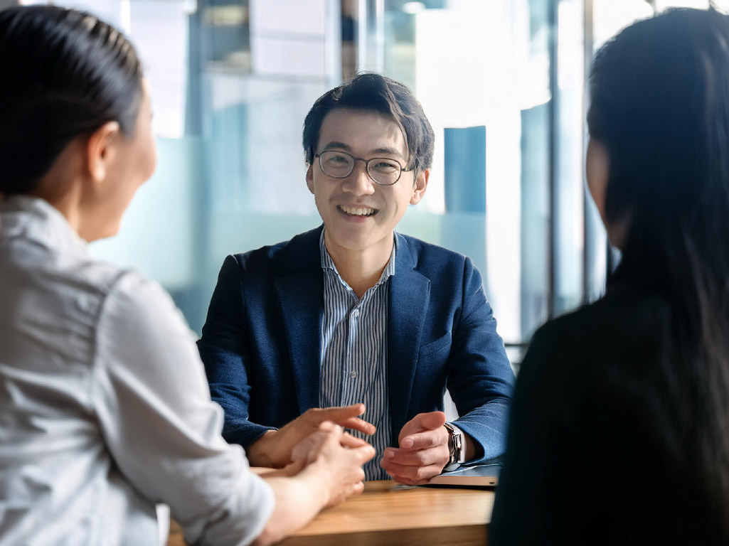 女性と談笑する男性