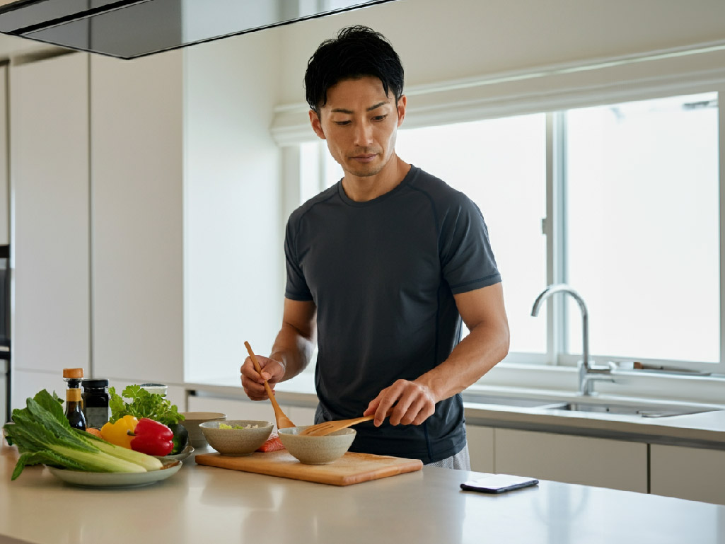 バランスの取れた食事を作る40代男性