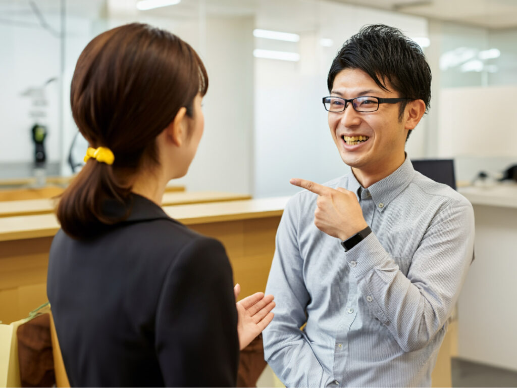 歯が黄色い40代男性