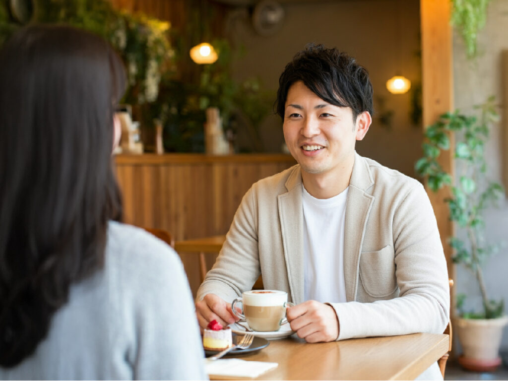 女性とデートする男性