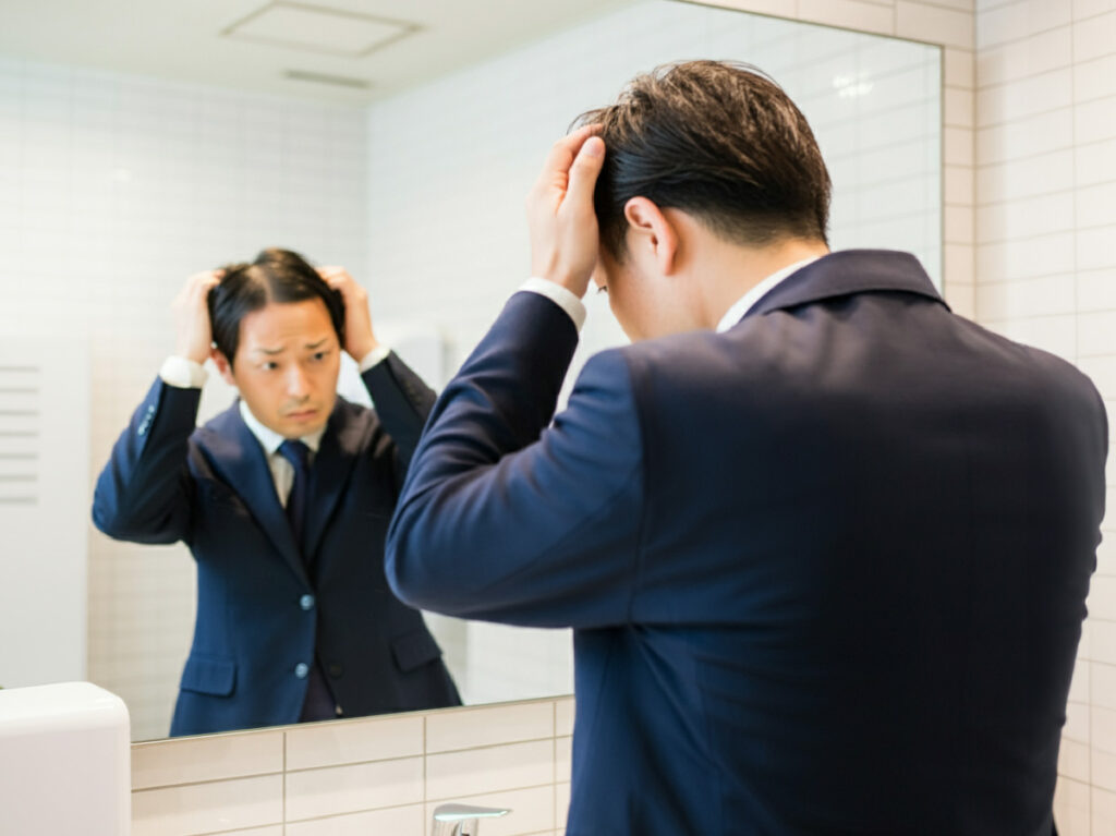 薄毛を気にする40代男性