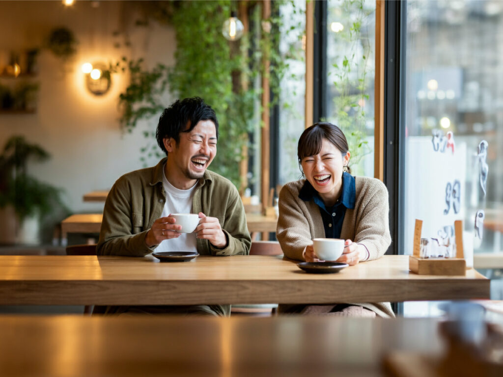 カフェデートを楽しむ40代男性