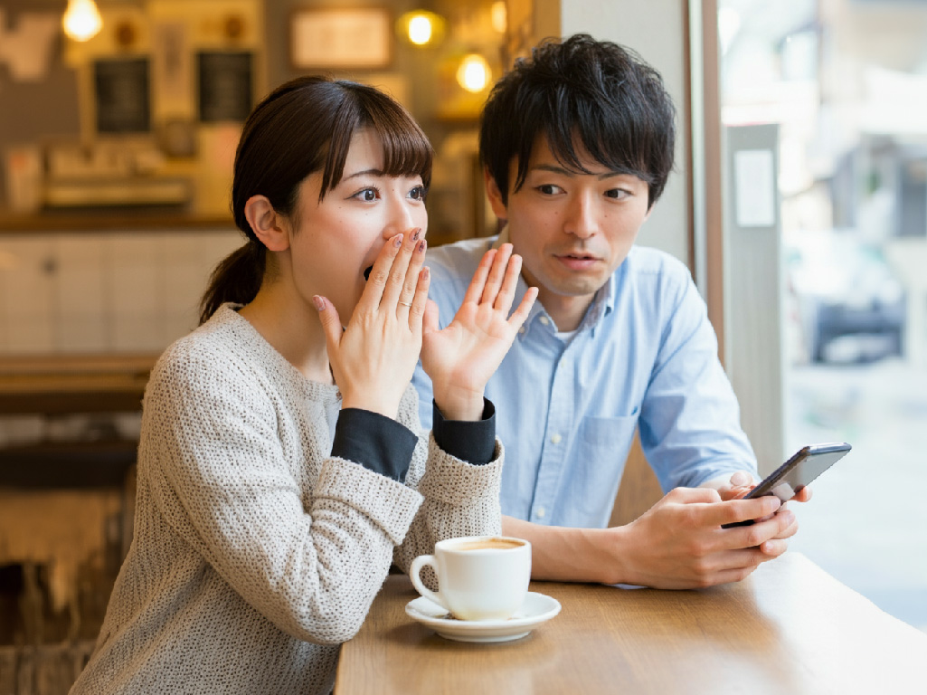 カフェでデートする男女