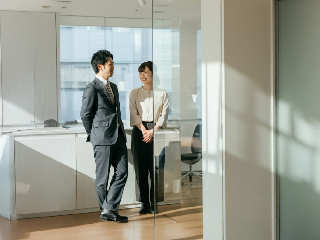 立ち話をする男女