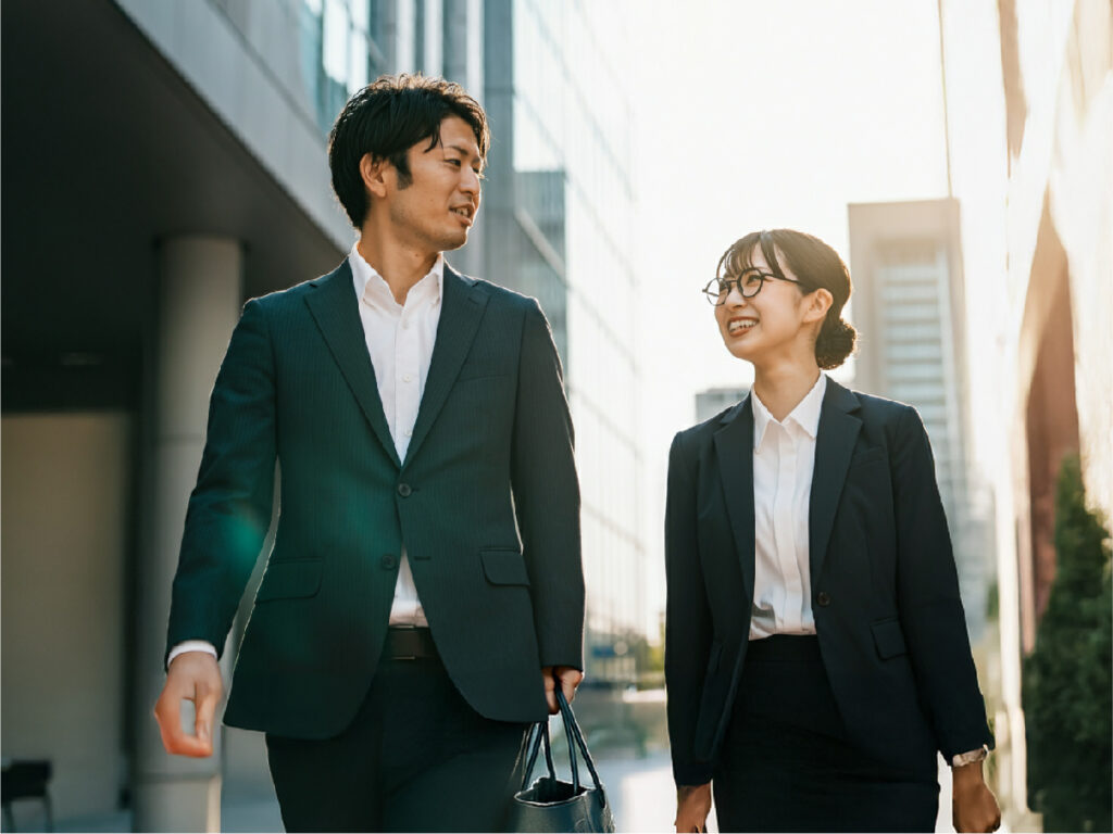 オフィス街を歩く男女