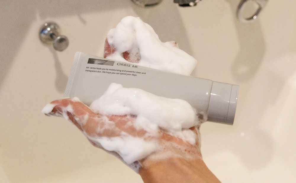 オルビスミスターのフォーミングウォッシュの泡と容器