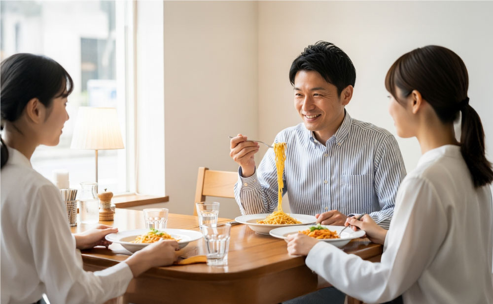 女性と楽しそうに食事をする男性