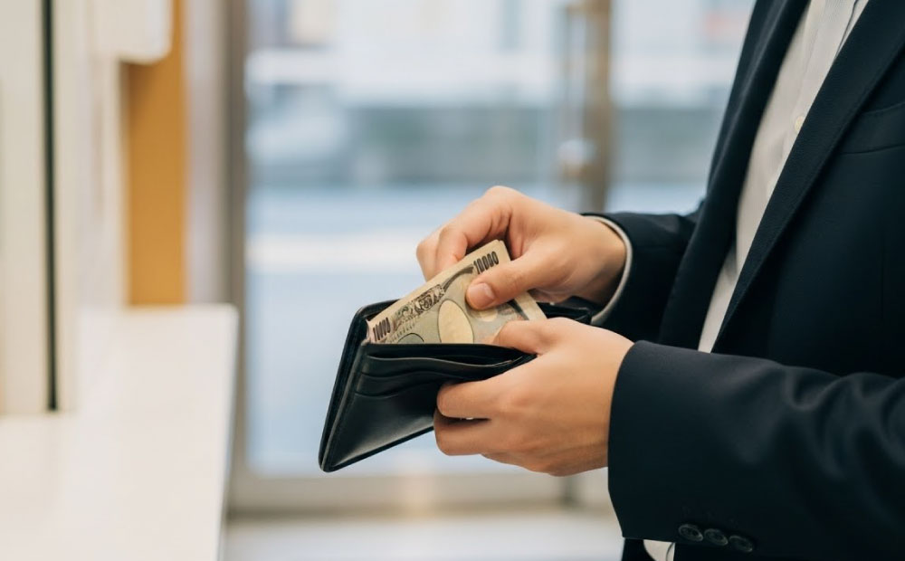 男のスキンケアは気持ち悪い_財布からお金を取り出す男性