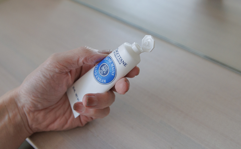 ロクシタン-シア-ハンドクリームのレビュー_ハンドクリームのキャップを開ける