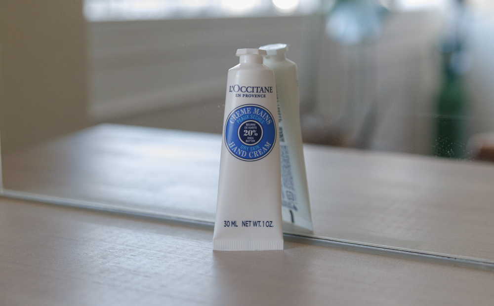ロクシタン-シア-ハンドクリームのレビュー_鏡の前に置いたロクシタンのハンドクリーム