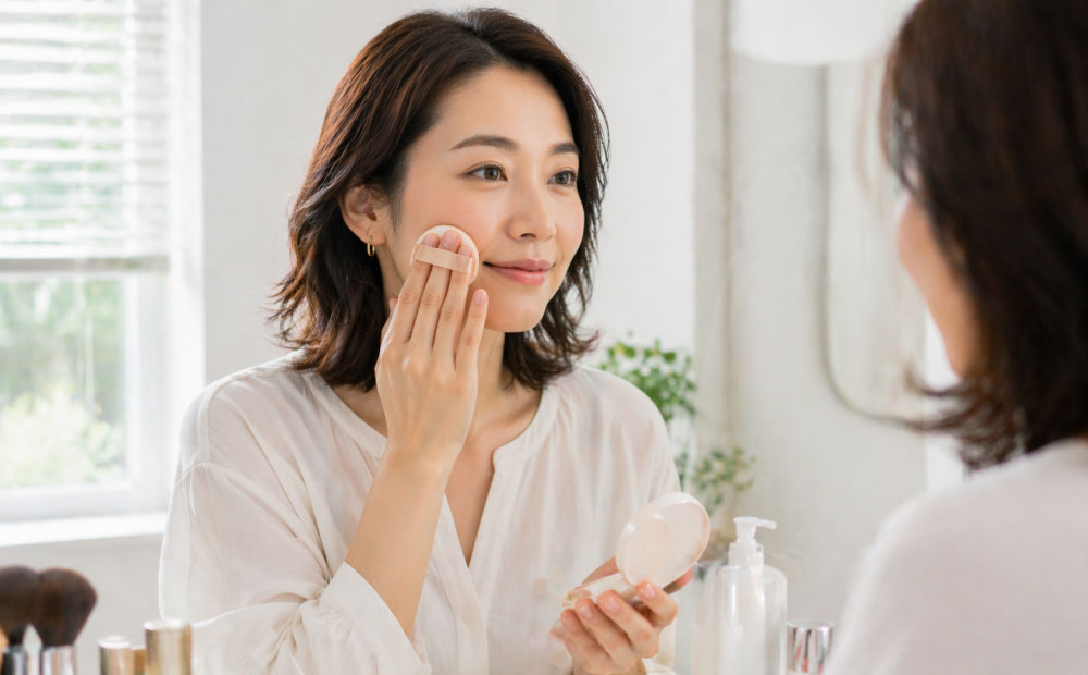 ファンデーションを塗る女性