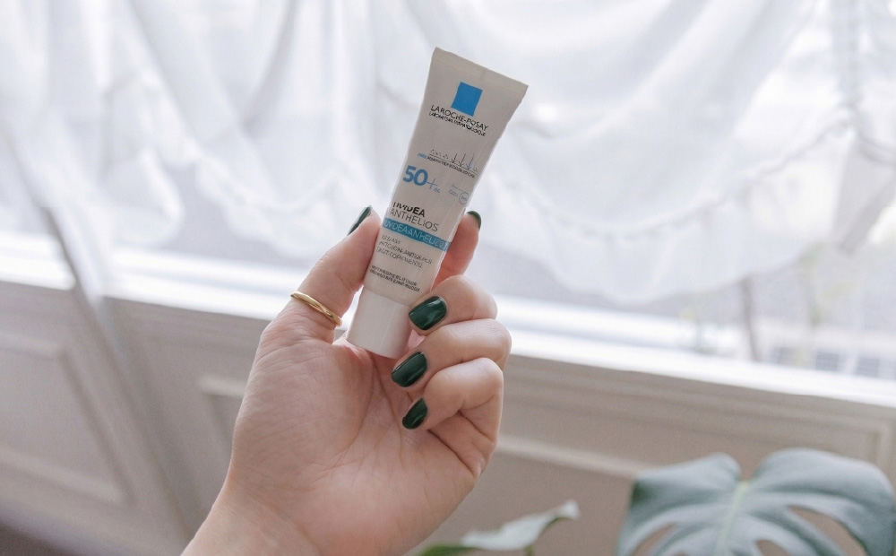 ラロッシュポゼの日焼け止めを手に持つ男性