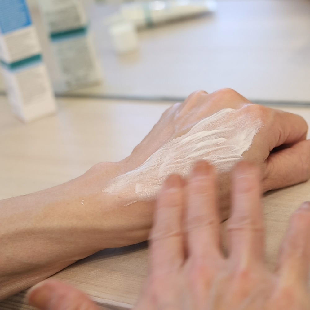 ラロッシュポゼの日焼け止めを男が塗ってみた_03伸ばしてみた