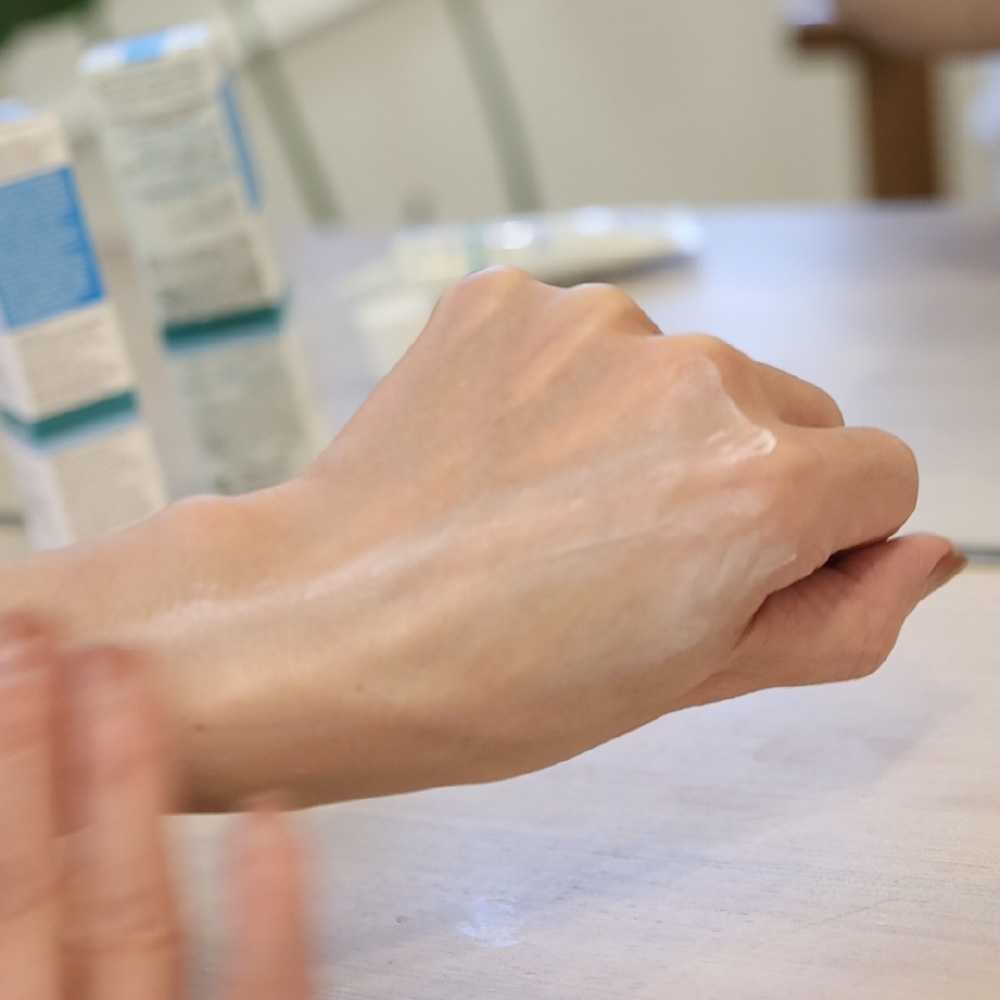 ラロッシュポゼの日焼け止めを男が塗ってみた_04しっかりのばしてみた