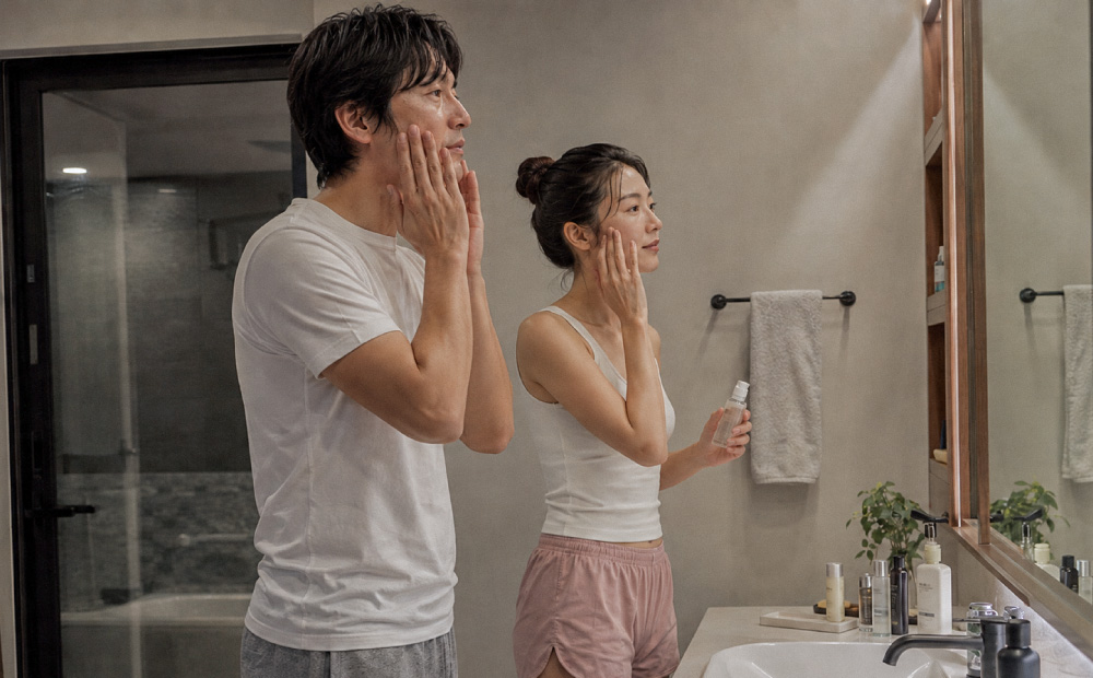 トゥヴェール-バリア-ショットで朝のスキンケアをする男女