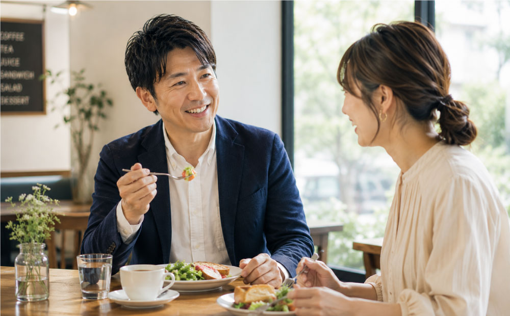 女性とランチデート男性