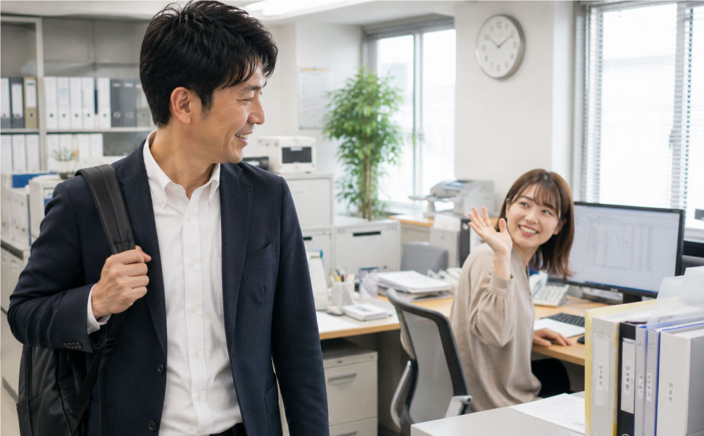 総務のB子さんに笑顔であいさつされる男性